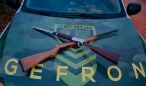 WhatsApp-Image-2026-05-18-at-08.11.26-1-300x176 Gefron prende seis pessoas, apreende armas e recupera veículos roubados em MT